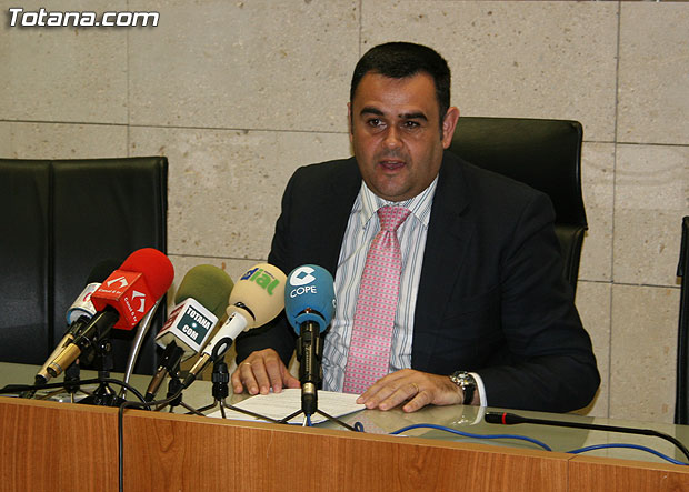 EL ALCALDE DE TOTANA OFRECE A LOS PORTAVOCES DE LA OPOSICIÓN RESTABLECER LA NORMALIDAD INSTITUCIONAL Y PRESENTA EL PLAN DE REACTIVACIÓN ECONÓMICA Y SOCIAL PARA SU ESTUDIO Y REALIZAR APORTACIONES (2008), Foto 1