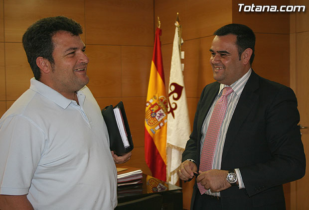 EL ALCALDE DE TOTANA OFRECE A LOS PORTAVOCES DE LA OPOSICIÓN RESTABLECER LA NORMALIDAD INSTITUCIONAL Y PRESENTA EL PLAN DE REACTIVACIÓN ECONÓMICA Y SOCIAL PARA SU ESTUDIO Y REALIZAR APORTACIONES (2008), Foto 2