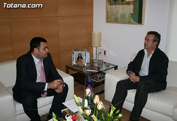 EL ALCALDE DE TOTANA OFRECE A LOS PORTAVOCES DE LA OPOSICIÓN RESTABLECER LA NORMALIDAD INSTITUCIONAL Y PRESENTA EL PLAN DE REACTIVACIÓN ECONÓMICA Y SOCIAL PARA SU ESTUDIO Y REALIZAR APORTACIONES (2008), Foto 3