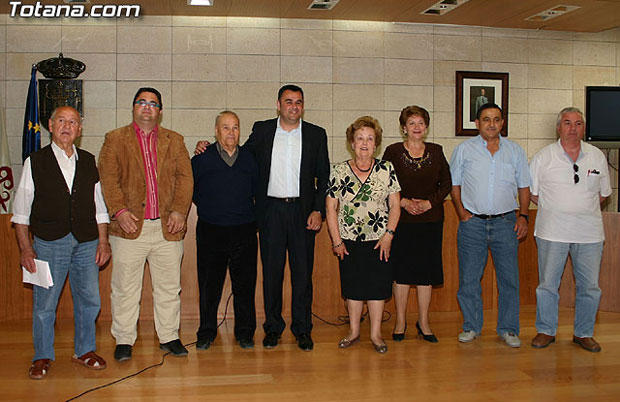 TOMAN POSESIÓN DE SUS CARGOS LOS MIEMBROS DE LA NUEVA JUNTA DIRECTIVA DEL CENTRO MUNICIPAL DE PERSONAS MAYORES DE LA LOCALIDAD (2008), Foto 1