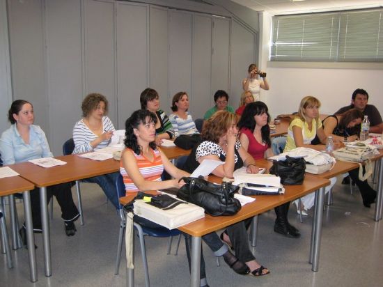 SE CLASURA EL CURSO DE “ATENCIÓN Y CUIDADO A PERSONAS DEPENDIENTES”, DIRIGIDO A DESEMPLEADOS, QUE SE HA IMPARTIDO EN EL CENTRO DE DESARROLLO LOCAL, Foto 2