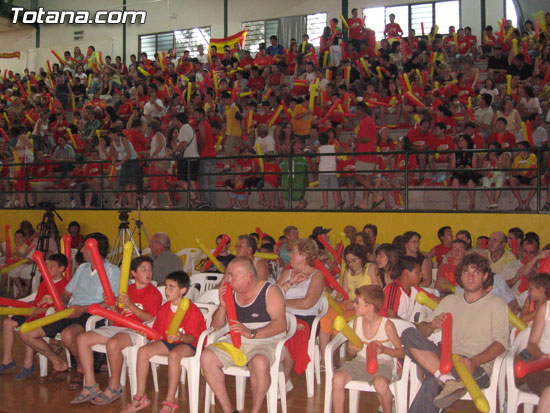 EXCEPCIONAL AMBIENTE EN LAS GRADAS DEL PABELLÓN MANOLO IBAÑEZ CON MOTIVO DE LA TRANSMISIÓN DEL PARTIDO ESPAÑA-FRANCIA, Foto 1