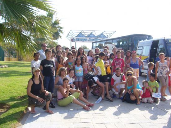 UN GRUPO DE NIÑOS Y JÓVENES DE LOS PROYECTOS DE DINAMIZACIÓN Y PROMOCIÓN EDUCATIVA REALIZAN EN UN VIAJE AL PARQUE ACUÁTICO DE VERA, Foto 1