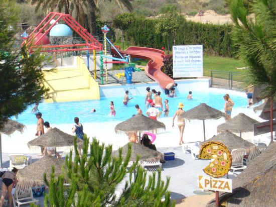 UN GRUPO DE NIÑOS Y JÓVENES DE LOS PROYECTOS DE DINAMIZACIÓN Y PROMOCIÓN EDUCATIVA REALIZAN EN UN VIAJE AL PARQUE ACUÁTICO DE VERA, Foto 2