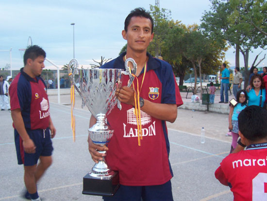 El equipo de fútbol sala patrocinado de la Peña Barcelonista de Totana se proclamó campeón las VI Jornadas Deportivas organizadas por la Asociación Latinoamericana de Inmigrantes Unidos, Foto 1