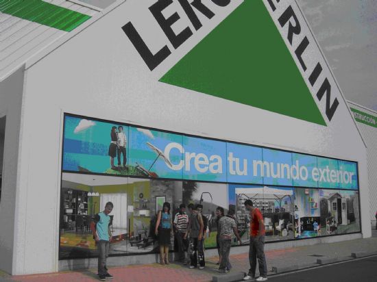 LOS ALUMNOS DEL PROGRAMA DE INICIACIÓN PROFESIONAL PARA EL EMPLEO “OPERARIO DE CARPINTERÍA” VISITAN LA MACROTIENDA “LEROY MERLÍN”, Foto 1