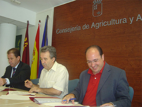 ALCALDE SUSCRIBE CONVENIO CON CONSEJERO DE AGRICULTURA PARA EL ACONDICIONAMIENTO DE 10 KILÓMETROS DE CAMINOS RURALES POR 305.000 EUROS , Foto 1