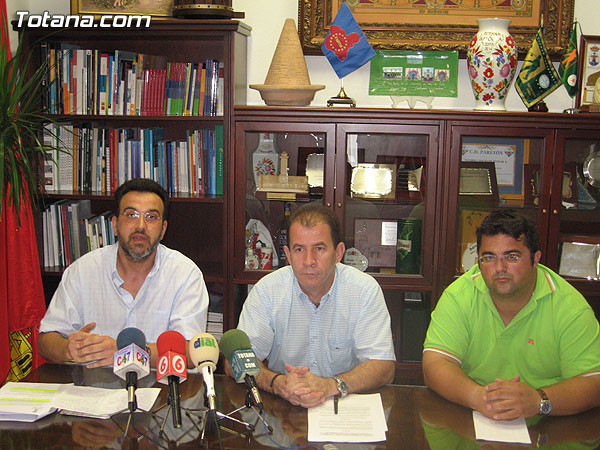 EL AYUNTAMIENTO SUSCRIBE UN CONVENIO CON “MURCIA ACOGE” PARA PROMOVER UN OBSERVATORIO SOBRE LA REALIDAD DE LA INMIGRACIÓN EN EL MUNICIPIO DE TOTANA, Foto 1