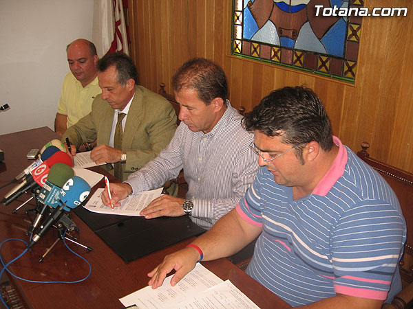 EL AYUNTAMIENTO Y CRUZ ROJA ESPAÑOLA SUSCRIBEN UN CONVENIO PARA EL MANTENIMIENTO DEL PROYECTO DE TELEASISTENCIA DOMICILIARIA   (28/9/2006), Foto 3