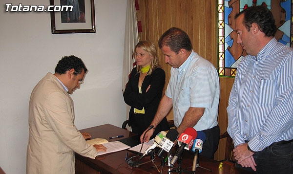 TOMAN POSESIÓN DE SUS CARGOS VETERINARIO E INGENIERO TÉCNICO DE OBRAS PÚBLICAS MUNICIPALES   , Foto 4