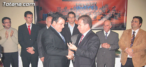 LA AGRUPACIÓN MUSICAL DE TOTANA ENTREGA LA INSIGNIA DE ORO AL AYUNTAMIENTO CON MOTIVO DE SU XXV ANIVERSARIO , Foto 2