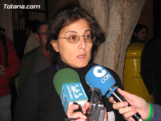 Una 20-30 personas se manifestaron el pasado jueves en la puerta del ayuntamiento convocados por la plataforma Murcia no se vende, Foto 1