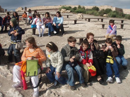 MÁS DE SESENTA NIÑ@S Y JÓVENES PARTICIPAN EN LA EXCURSIÓN “LORCA, TALLER DEL TIEMPO” ORGANIZADA POR EL COLECTIVO PARA LA PROMOCIÓN SOCIAL “EL CANDIL”, Foto 1