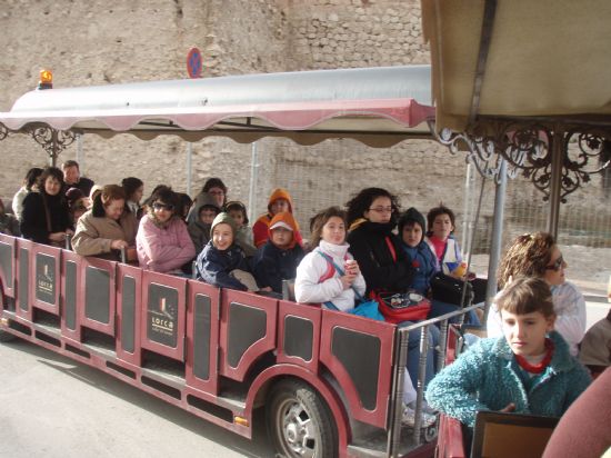 MÁS DE SESENTA NIÑ@S Y JÓVENES PARTICIPAN EN LA EXCURSIÓN “LORCA, TALLER DEL TIEMPO” ORGANIZADA POR EL COLECTIVO PARA LA PROMOCIÓN SOCIAL “EL CANDIL”, Foto 2