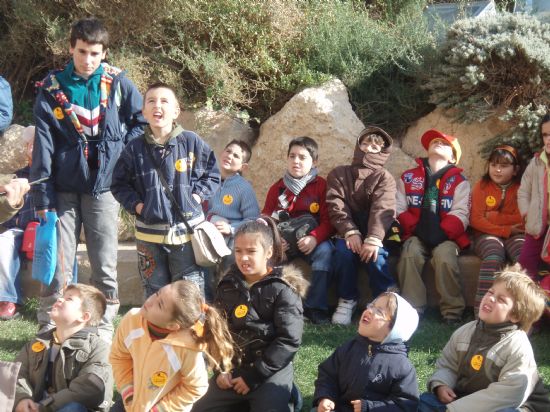 MÁS DE SESENTA NIÑ@S Y JÓVENES PARTICIPAN EN LA EXCURSIÓN “LORCA, TALLER DEL TIEMPO” ORGANIZADA POR EL COLECTIVO PARA LA PROMOCIÓN SOCIAL “EL CANDIL”, Foto 3