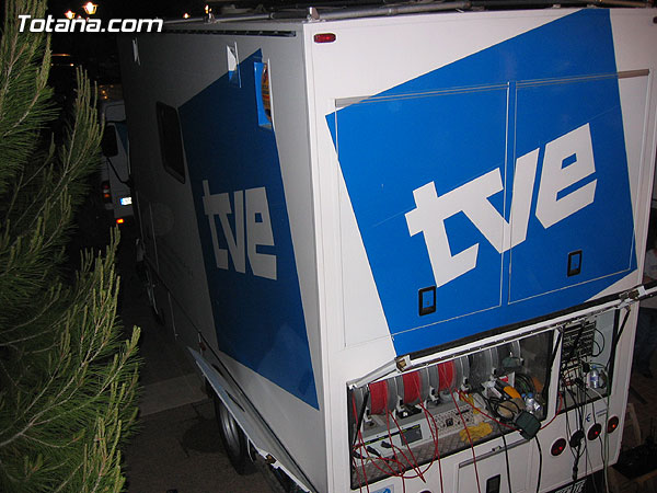 UN EQUIPO DEL PROGRAMA DE TVE “ESPAÑA DIRECTO” SE DESPLAZA A TOTANA PARA REALIZAR UNA CONEXIÓN EN DIRECTO CON EL ROSCÓN DE REYES EN LA PLAZA BALSA VIEJA, Foto 1