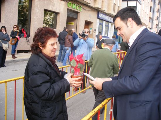 REPARTEN 1.000 MACETAS DE FLORES DE PASCUA EN EL MERCADILLO SEMANAL CON MOTIVO DE LA NAVIDAD, Foto 3