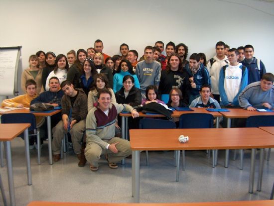 ALUMNOS DEL IES “JUAN DE LA CIERVA” VISITAN EL CENTRO DE DESARROLLO LOCAL CON EL FIN DE CONOCER ESTAS INSTALACIONES PÚBLICAS, Foto 1