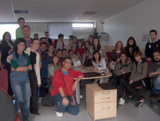 ALUMNOS DEL IES “JUAN DE LA CIERVA” VISITAN EL CENTRO DE DESARROLLO LOCAL CON EL FIN DE CONOCER ESTAS INSTALACIONES PÚBLICAS, Foto 2
