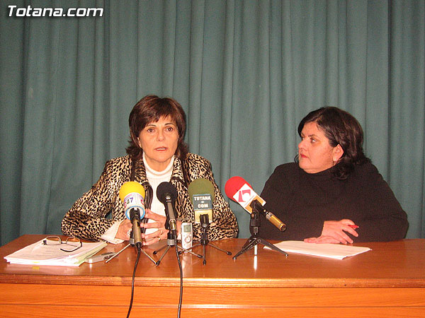 LA DIPUTADA SOCIALISTA, ROSA PEÑALVER, VISITA TOTANA PARA DAR A CONOCER LA NUEVA LEY DE DEPENDENCIA., Foto 1