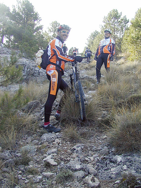 INTEGRANTES DE LA ASOCIACIÓN DEPORTIVA PEÑA LAS NUEVE CON LA PEÑA RUTASMTBMURCIA ALCANZARON LA CUMBRE DE LA MONTAÑA MAS ALTA DE MURCIA EN BICICLETA DE MONTAÑA LOS REVOLCADORES, Foto 2