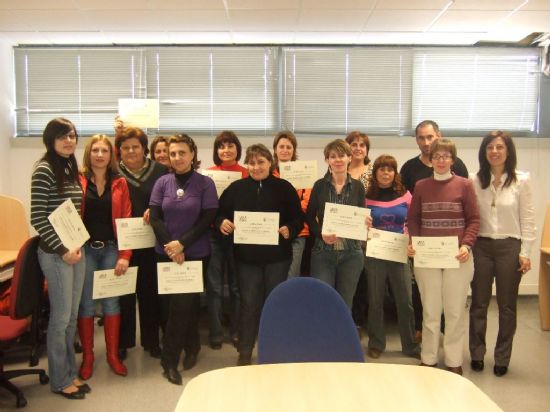LA CONCEJAL DE FOMENTO, EMPLEO Y NUEVAS TECNOLOGÍAS CLAUSURA EL CURSO “INFORMATICA BASICA E INTERNET” IMPARTIDO EN EL ALA DEL CENTRO DESARROLLO LOCAL CON LA PARTICPACIÓN D EUNA QUINCENA DE PERSONAS (2008), Foto 1