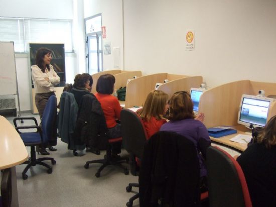 LA CONCEJAL DE FOMENTO, EMPLEO Y NUEVAS TECNOLOGÍAS CLAUSURA EL CURSO “INFORMATICA BASICA E INTERNET” IMPARTIDO EN EL ALA DEL CENTRO DESARROLLO LOCAL CON LA PARTICPACIÓN D EUNA QUINCENA DE PERSONAS (2008), Foto 2