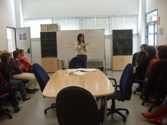 LA CONCEJAL DE FOMENTO, EMPLEO Y NUEVAS TECNOLOGÍAS CLAUSURA EL CURSO “INFORMATICA BASICA E INTERNET” IMPARTIDO EN EL ALA DEL CENTRO DESARROLLO LOCAL CON LA PARTICPACIÓN D EUNA QUINCENA DE PERSONAS (2008), Foto 3