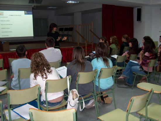 LA CONCEJALÍA DE FOMENTO Y EMPLEO PARTICIPA EN UNAS JORNADAS INFORMATIVAS EN EL IES JUAN DE LA CIERVA Y CODORNIU, Foto 1