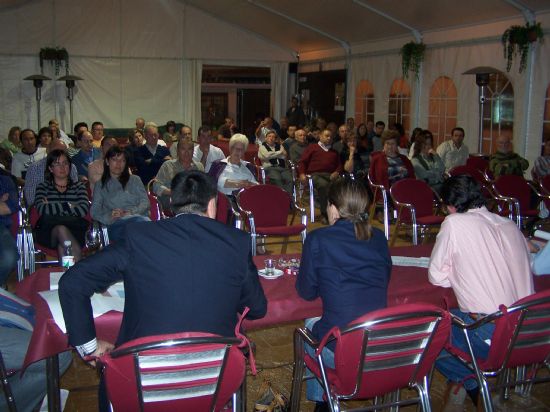 EL ALCALDE PRESENTA A LOS VECINOS LOS PROYECTOS PREVISTOS PARA ESTA LEGISLATURA EN LA URBANIZACIÓN “LA CHARCA” (2008), Foto 2