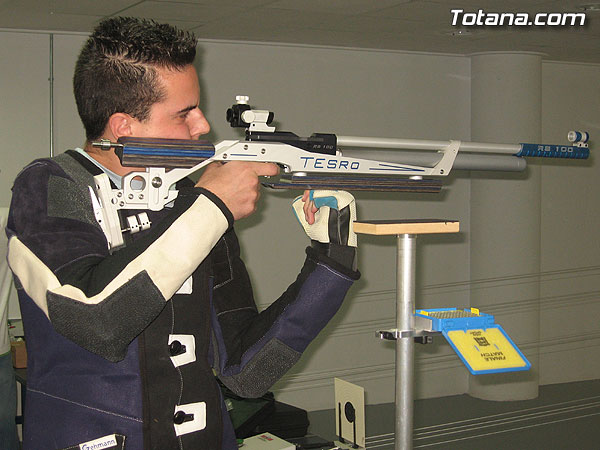 AUTORIDADES LOCALES INAUGURAN UNA GALERÍA DE TIRO DE ARMAS NEUMÁTICAS EN LOS SÓTANOS DE LA PISCINA MUNICIPAL CUBIERTA, Foto 1