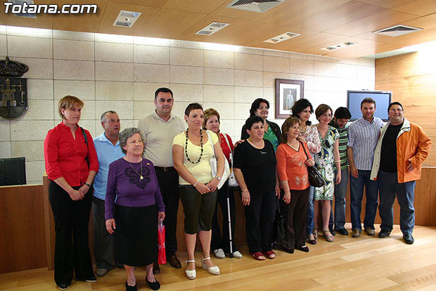 AUTORIDADES MUNICIPALES REALIZAN UN RECONOCIMIENTO PÚBLICO A LOS CUIDADADORES DE FAMILIARES POR LAS PRESTACIONES RECIBIDAS DE LA LEY DE DEPENDENCIA (2008), Foto 1