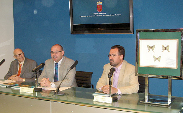 Publican un libro sobre el centenar de ejemplares distintos de mariposas que habitan en Sierra Espuña, Foto 1