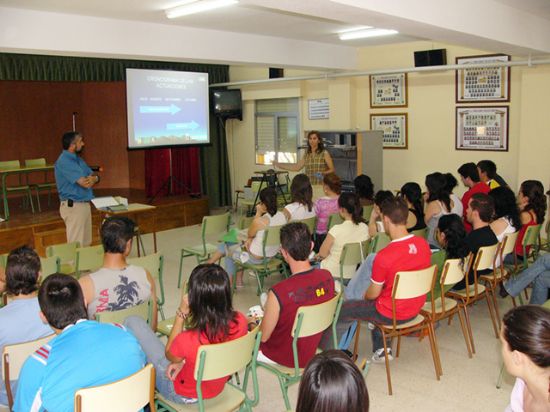LA CONCEJALÍA DE MEDIO AMBIENTE PRESENTA A LOS ESTUDIANTES DE AMBOS INTITUTOS EL PROYECTO DE VOLUNTARIADO AMBIENTAL VOLCAM, Foto 1