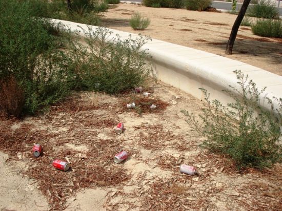 IU DENUNCIA QUE EL JARDIN DEL POLÍGONO INDUSTRIAL “EL SALADAR” DE TOTANA, JUNTO A LA AUTOVÍA, OFRECE UN ESTADO LAMENTABLE DE DESIDIA Y LOS MATOJOS OCULTAN HASTA LAS FAROLAS, Foto 3