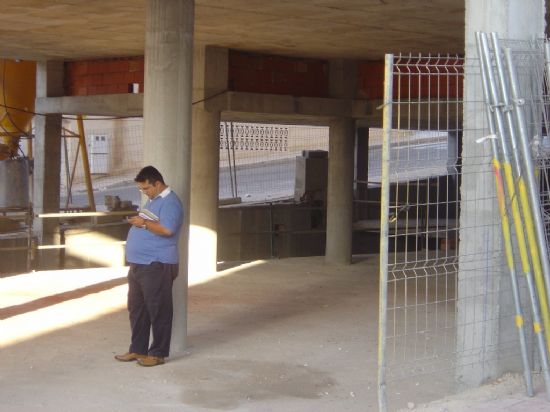 EL CONCEJAL DE SERVICIOS AL CIUDADANO VISITA OBRAS NUEVO CENTRO DE SERVICIOS SOCIALES QUE SE CONSTRUYE EN LA CALLE MENORCA , Foto 1