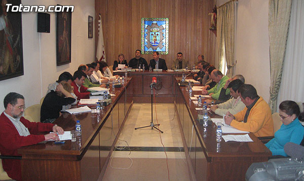 EL PLENO APRUEBA EL PRESUPUESTO GENERAL PARA EL 2007 QUE ASCIENDE A 57,2 MILLONES DE EUROS, DE LOS QUE MÁS 20,2 MILLONES SE DESTINARÁN A INVERSIONES PARA EJECUTAR MÁS DE 130 PROYECTOS DE OBRAS Y SERVICIOS, Foto 1