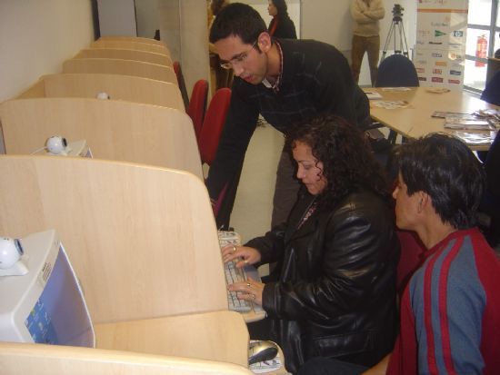 DECENAS DE USUARIOS DE INTERNET DE TOTANA PARTICIPAN HASTA EL 3 DE ENERO EN PROYECTO TODOS.ES PARA FOMENTAR EL USO DE LAS NUEVAS TECNOLOGÍAS , Foto 2