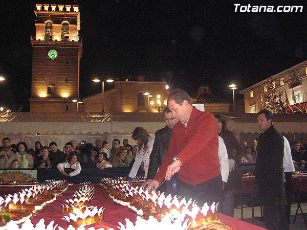 MÁS DE 6.500 RACIONES DEL ROSCÓN GIGANTE DE REYES MAGOS SE REPARTIERON EN LA PLAZA BALSA VIEJA EN LO QUE FUE UN AÑO MÁS UNA MULTITUDINARIA FIESTA NAVIDEÑA, Foto 3