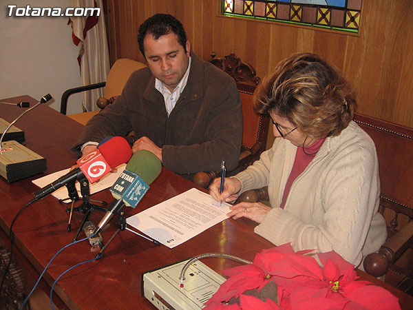LA CONCEJALÍA DE ARTESANAÍA DE SUSCRIBE EL CONVENIO DE COLABORACIÓN ANUAL CON LA ASOCIACIÓN DE ARTESANOS DE TOTANA (ASART) PARA EL FOMENTO DEL SECTOR, Foto 1