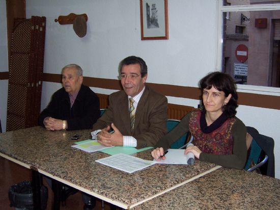 MEDIO CENTENAR DE SOCIOS DEL CENTRO DE PERSONAS MAYORES RECIBEN UNA CHARLA INFORMATIVA SOBRE LA REVALORIZACIÓN DE LAS PENSIONES (2008), Foto 1