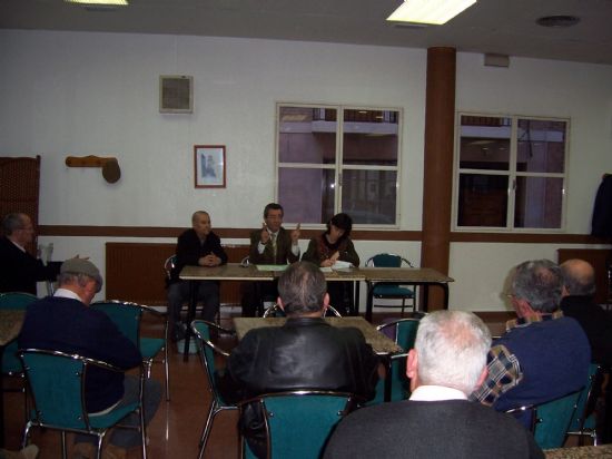 MEDIO CENTENAR DE SOCIOS DEL CENTRO DE PERSONAS MAYORES RECIBEN UNA CHARLA INFORMATIVA SOBRE LA REVALORIZACIÓN DE LAS PENSIONES (2008), Foto 5