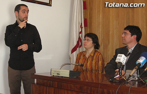 EL PLENO DE LA ASAMBLEA REGIONAL APRUEBA UNA MOCIÓN PARA PROMOVER LA INTERPRETACIÓN DEL LENGUAJE DE SIGNOS SIGUIENDO EL MODELO DE TOTANA, Foto 2