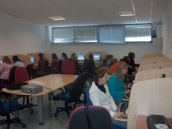 UNA TREINTENA DE PERSONAS DESEMPLEADAS Y ACTIVAS PARTICIPAN EN DOS CURSOS DE INFORMATICA EN EL CENTRO DE DESARROLLO LOCAL, Foto 1