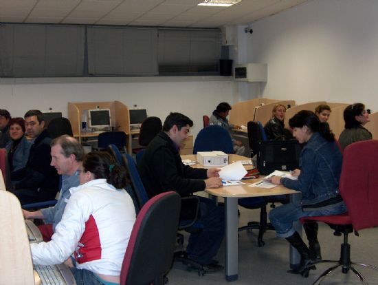 UNA TREINTENA DE PERSONAS DESEMPLEADAS Y ACTIVAS PARTICIPAN EN DOS CURSOS DE INFORMATICA EN EL CENTRO DE DESARROLLO LOCAL, Foto 2