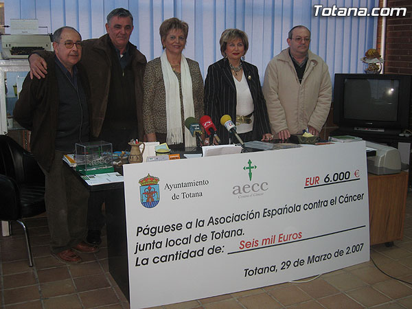DONAN 6.000 EUROS A LA JUNTA LOCAL DE LA ASOCIACIÓN ESPAÑOLA CONTRA EL CÁNCER PARA INVESTIGAR ESTA ENFERMEDAD, Foto 2