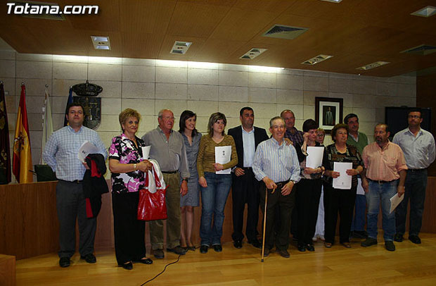 EL AYUNTAMIENTO DE TOTANA FIRMA CONVENIOS CON LAS ASOCIACIONES DE VECINOS PARA EL DESARROLLO DE LAS FIESTAS DE LOS DISTINTOS BARRIOS Y PEDANÍAS DE LA LOCALIDAD, Foto 1