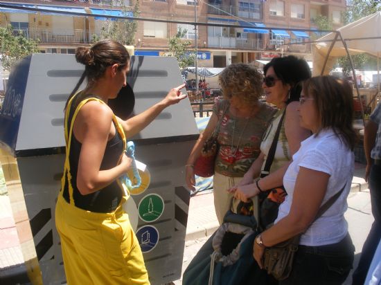 TRES ECOINFORMADORAS SENSIBILIZAN EN EL MERCADILLO SEMANAL A LA CIUDADANÍA SOBRE EL RECICLAJE POR MEDIO DE ANIMACIONES AMBIENTALES LÚDICAS CON MOTIVO DEL DÍA INTERNACIONAL DEL MEDIO AMBIENTE, Foto 2