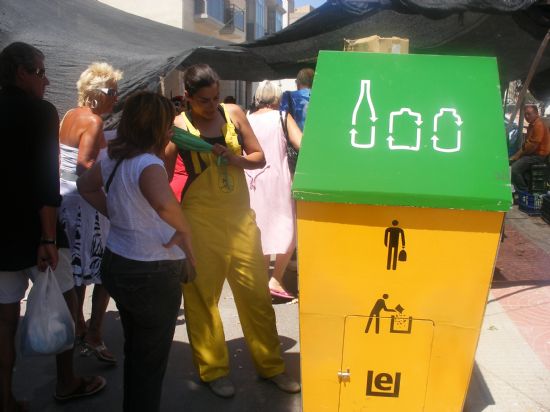 TRES ECOINFORMADORAS SENSIBILIZAN EN EL MERCADILLO SEMANAL A LA CIUDADANÍA SOBRE EL RECICLAJE POR MEDIO DE ANIMACIONES AMBIENTALES LÚDICAS CON MOTIVO DEL DÍA INTERNACIONAL DEL MEDIO AMBIENTE, Foto 3