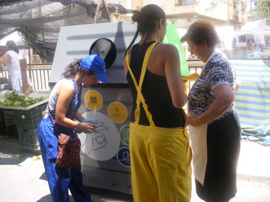 TRES ECOINFORMADORAS SENSIBILIZAN EN EL MERCADILLO SEMANAL A LA CIUDADANÍA SOBRE EL RECICLAJE POR MEDIO DE ANIMACIONES AMBIENTALES LÚDICAS CON MOTIVO DEL DÍA INTERNACIONAL DEL MEDIO AMBIENTE, Foto 4